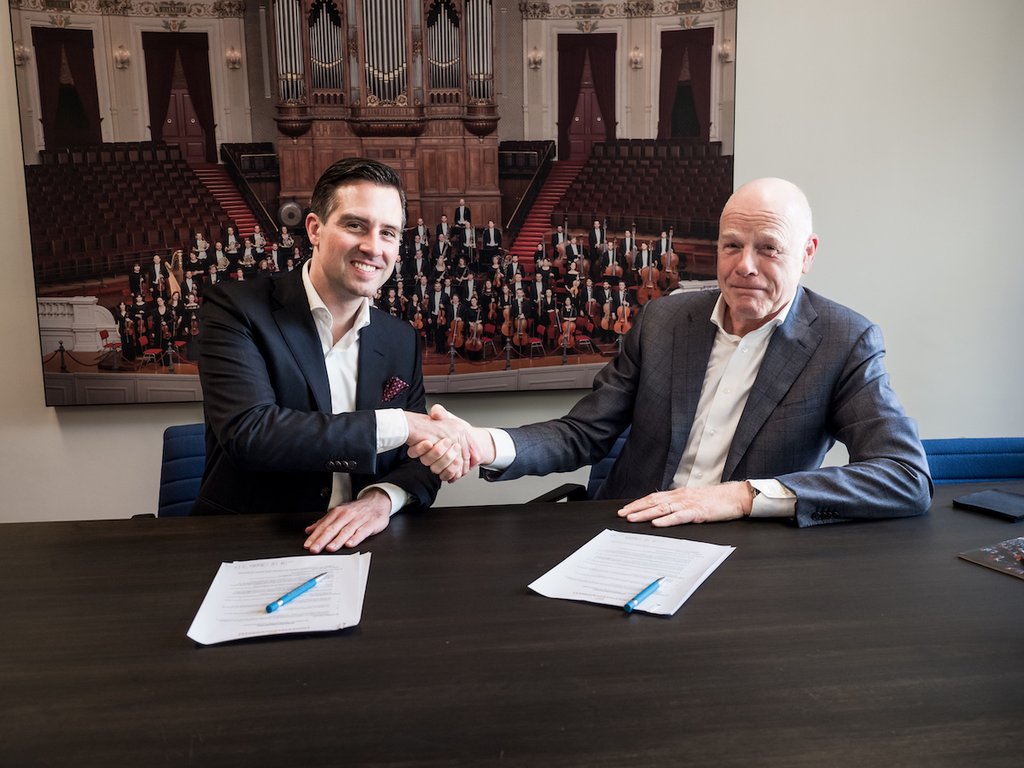 Dominik Winterling, directievoorzitter van het Concertgebouworkest en Bart van Breukelen, voorzitter Raad van Bestuur van TBI na de ondertekening van de partnershipovereenkomst.