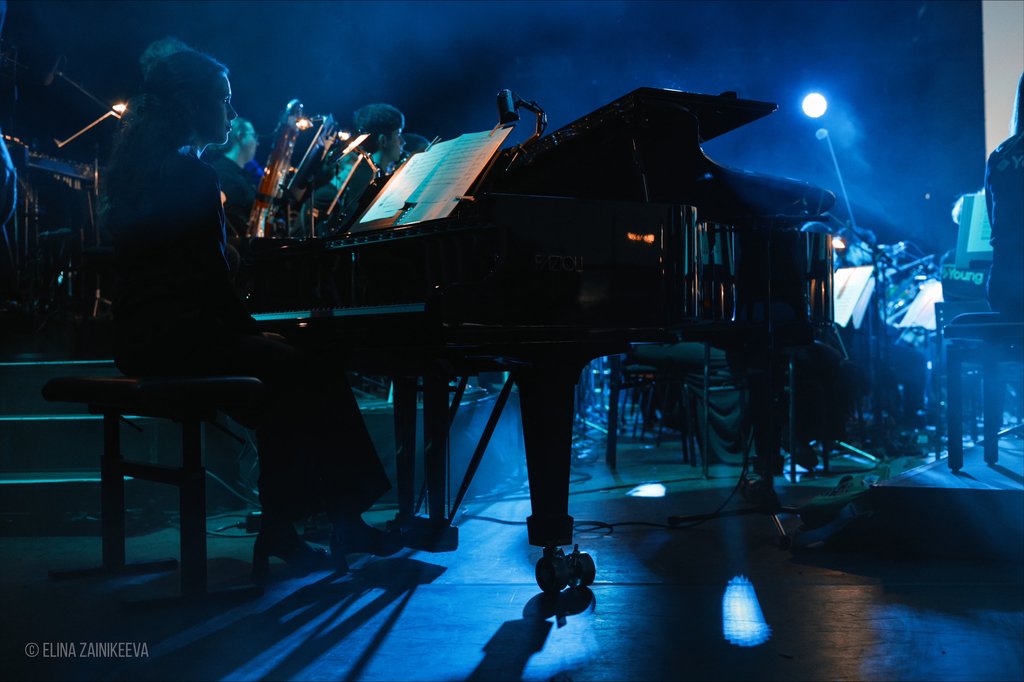 Op het podium, helemaal in haar element: Sophia Dorosh, de pianist van het orkest.