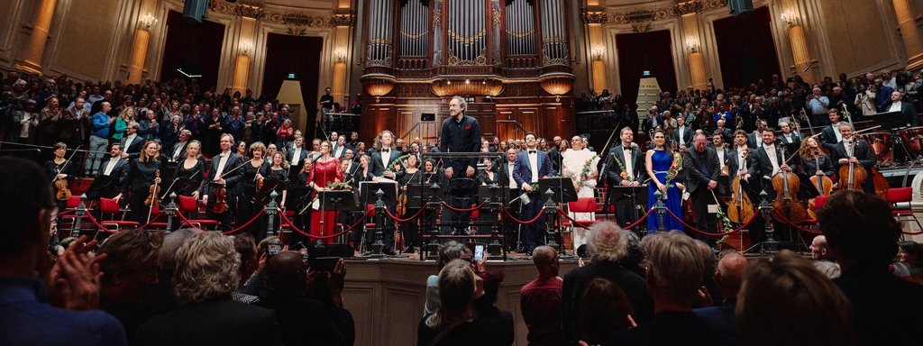 Het slotapplaus van de uitvoering van Het pand der goden van Johannes N. Helstone door het Concertgebouworkest onder leiding van Otto Tausk.