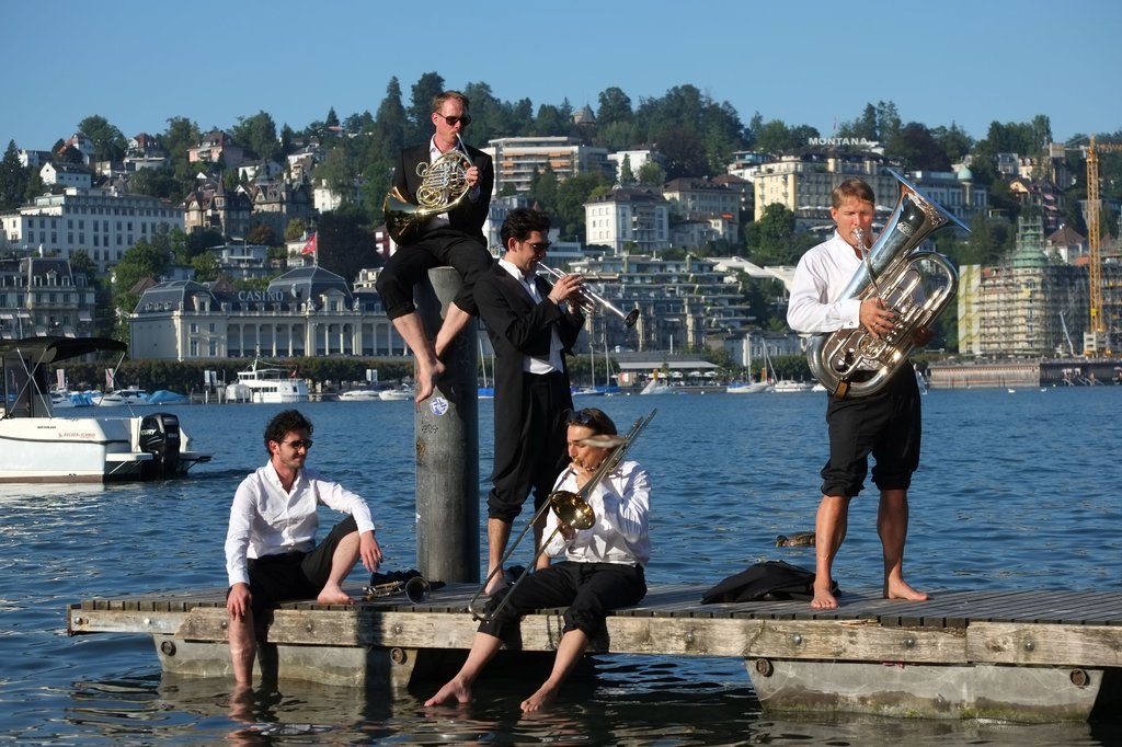 Omar Tomasoni (trumpet), Laurens Woudenberg (horn), Miro Petkov (trumpet),  Jörgen van Rijen (trombone), Perry Hoogendijk (tuba)