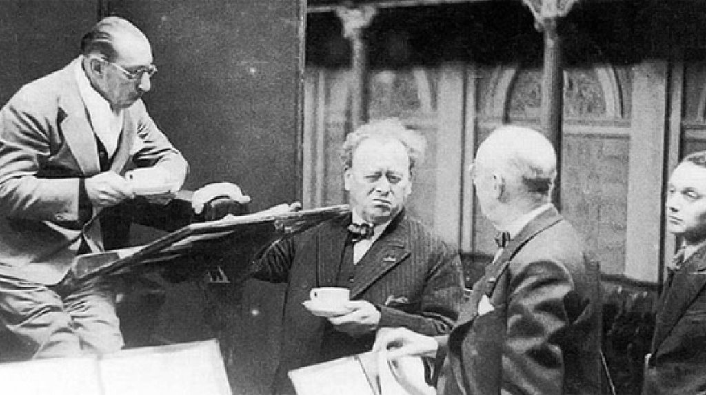 1937 - Igor Stravinsky, Willem Mengelberg en rechts de Duitse dirigent Hans Swarowsky
