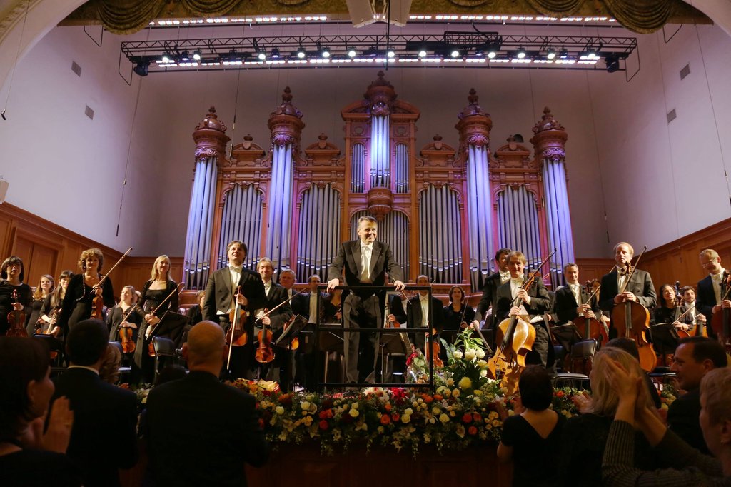 Mariss Jansons en het Concertgebouworkest nemen applaus in ontvangst, Moskou 2013