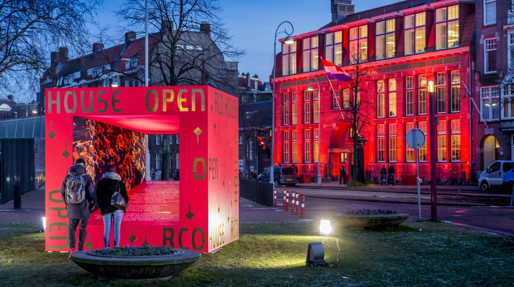 De voorgevel van ons nieuwe thuis is feestelijk verlicht voor de opening.