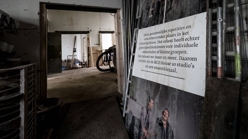 De benedenverdieping tijdens de verbouwing onder een dikke laag stof.