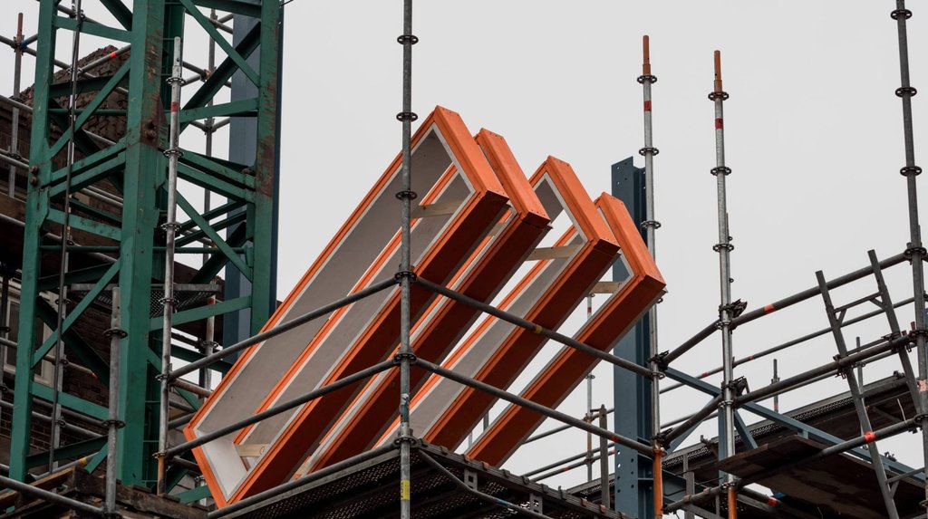 Raamkozijnen staan klaar om in de gevel gemonteerd te worden.