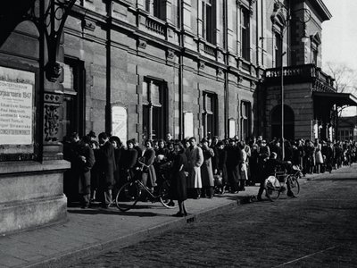 wachtrij_voor_het_concertgebouw__1947__door_wim_loopuit_sjabloon3