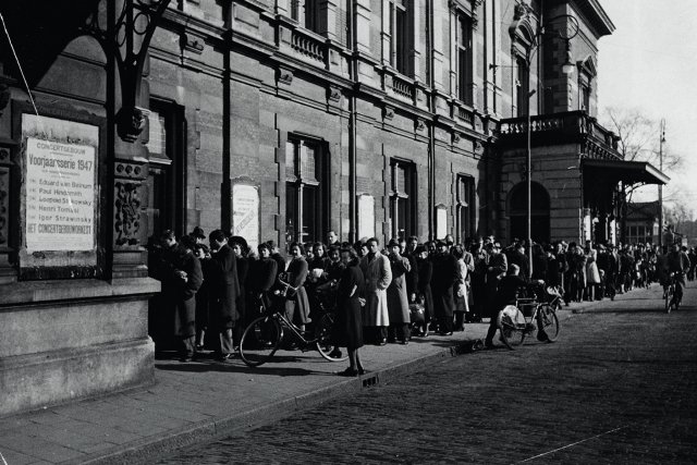 wachtrij_voor_het_concertgebouw__1947__door_wim_loopuit_sjabloon3