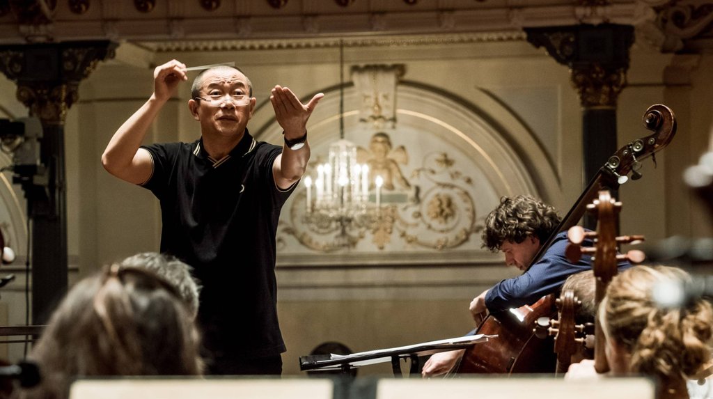 2015 - Tan Dun dirigeert zijn contrabasconcert The Wolf, geschreven voor Dominic Seldis en het Concertgebouworkest