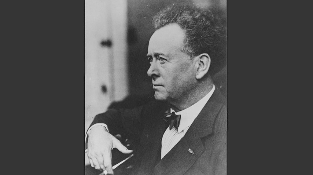 Willem Mengelberg poseert met sigaartje in de hand