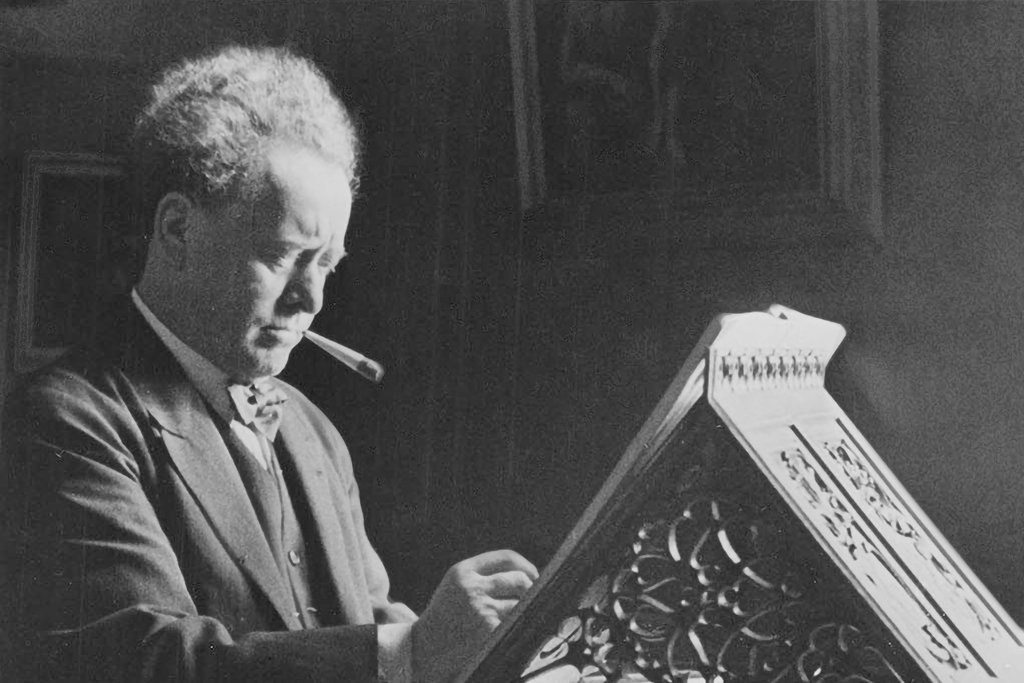 Willem Mengelberg staand aan een lessenaar, gemaakt door vader Mengelberg.
