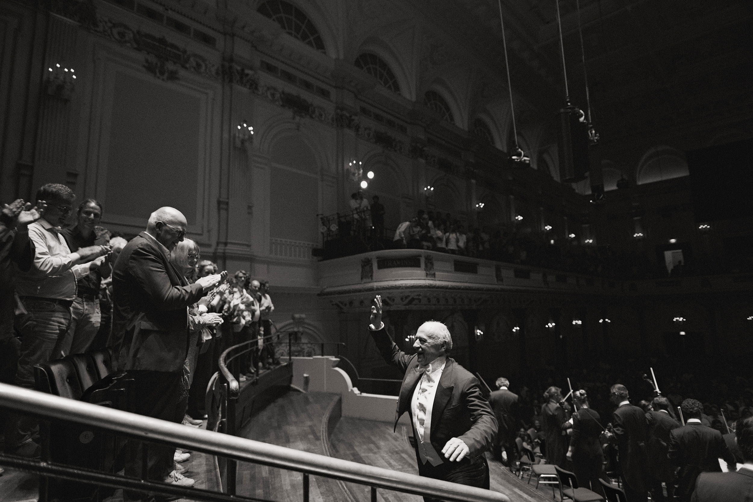 Iván Fischer tijden het applaus van een Essentials-concert (foto: Milagro Elstak)