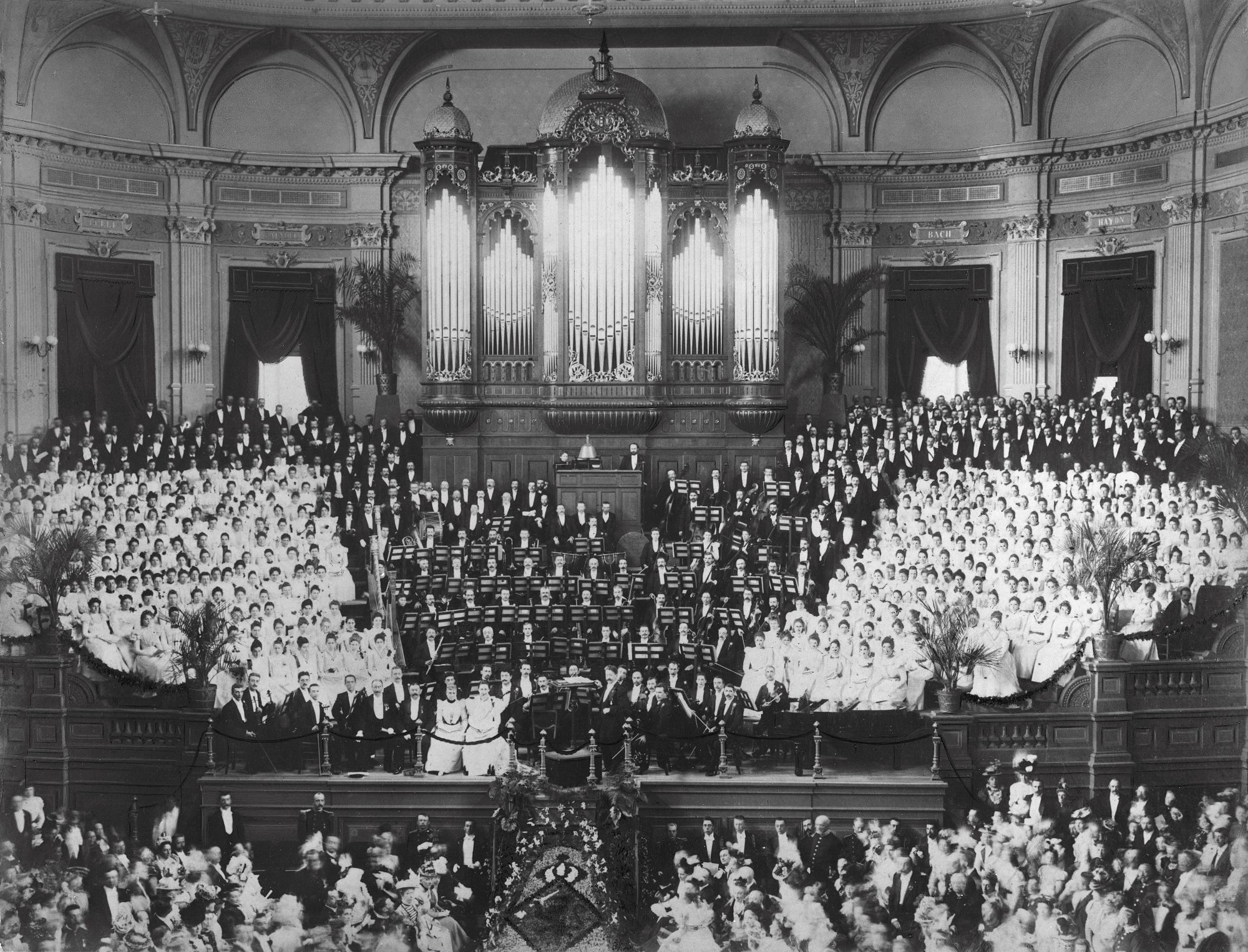 Willem Mengelberg dirigeert Mahlers' Achtste symfonie voor het eerst in 1912. Met het Toonkunstkoor Amsterdam. foto: Het Concertgebouw