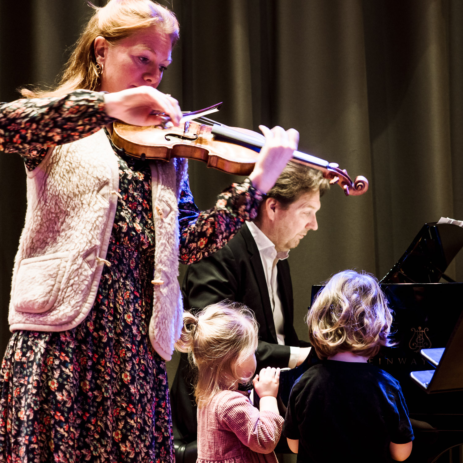 Kinderen luisteren aan de piano tijdens Kindermuziekdag